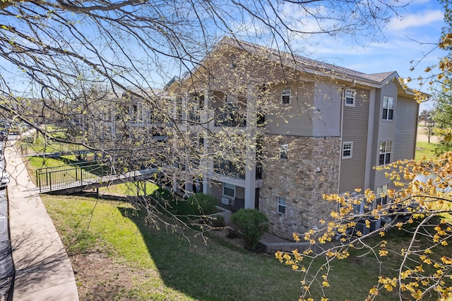 view of side of property featuring a lawn