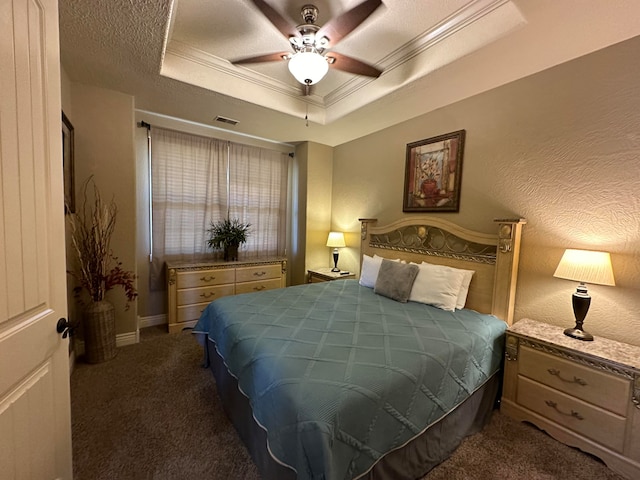 carpeted bedroom featuring ceiling fan, a textured ceiling, and a tray ceiling