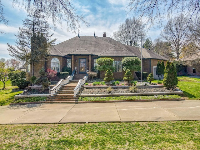 view of front facade with a front lawn