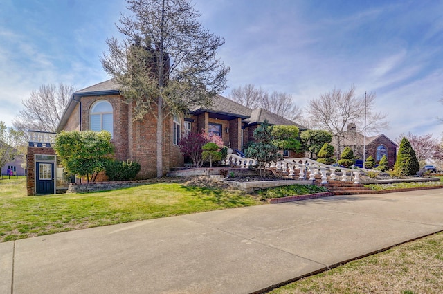 view of front facade with a front lawn