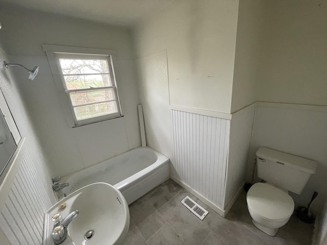 601 Texas St, West Plains, MO 65775 - full bath featuring a sink, toilet, a washtub, visible vents, and a decorative wall