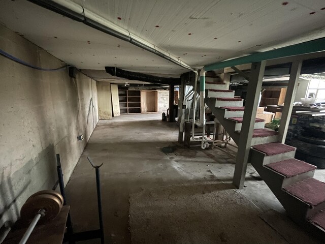 601 Texas St, West Plains, MO 65775 - unfinished below grade area with stairs