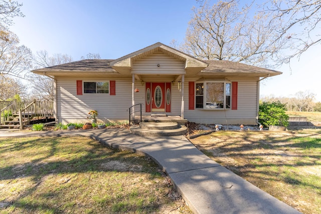 view of front of property with a front yard