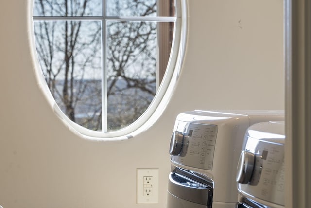 room details with independent washer and dryer