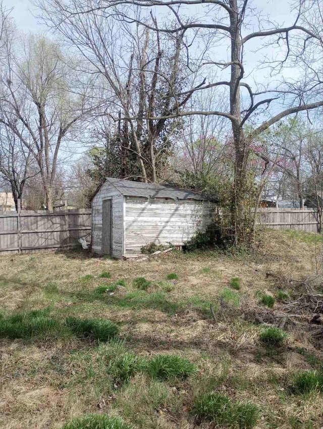 view of yard with a storage unit