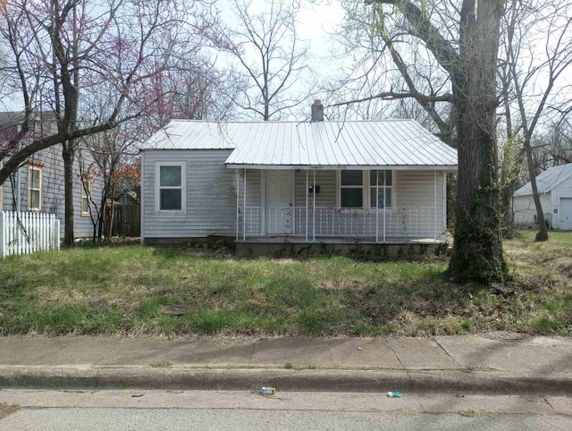 single story home with covered porch