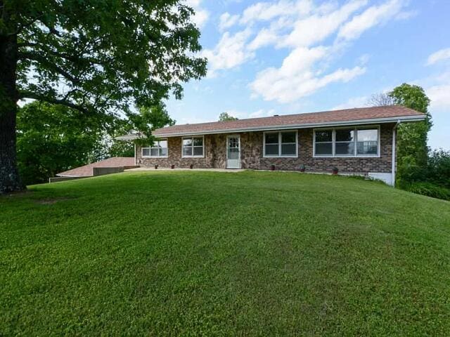 single story home with a front yard