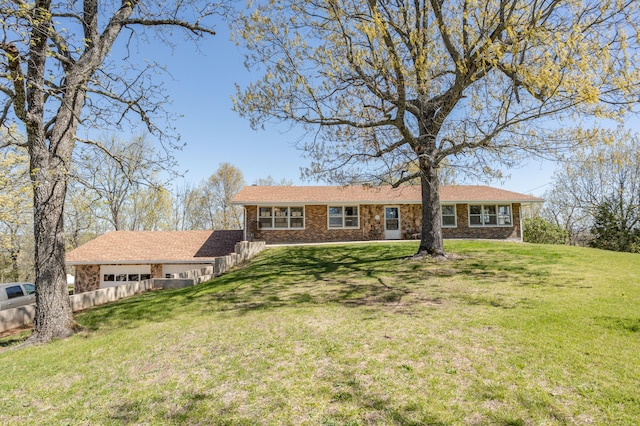 view of front of property featuring a front yard