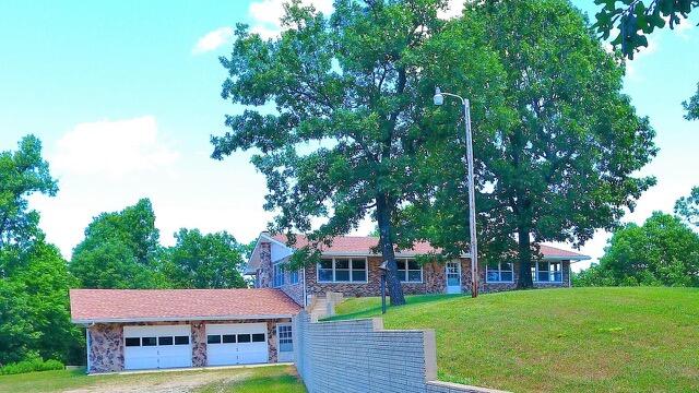 view of front of house with a front lawn