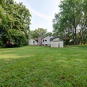 view of yard with a shed