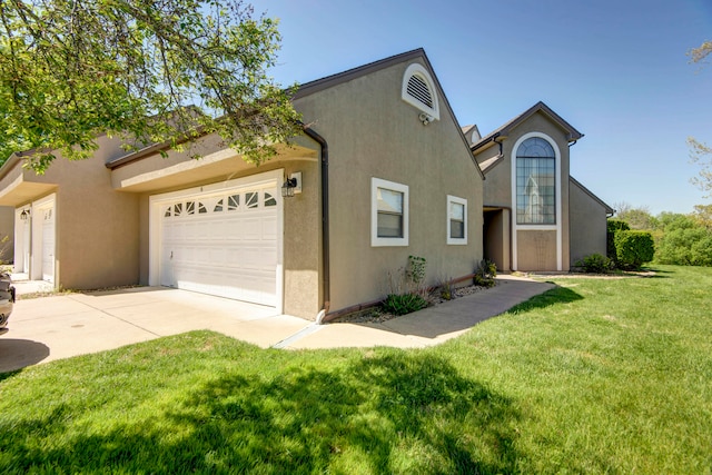 view of front of property featuring a front yard and a garage