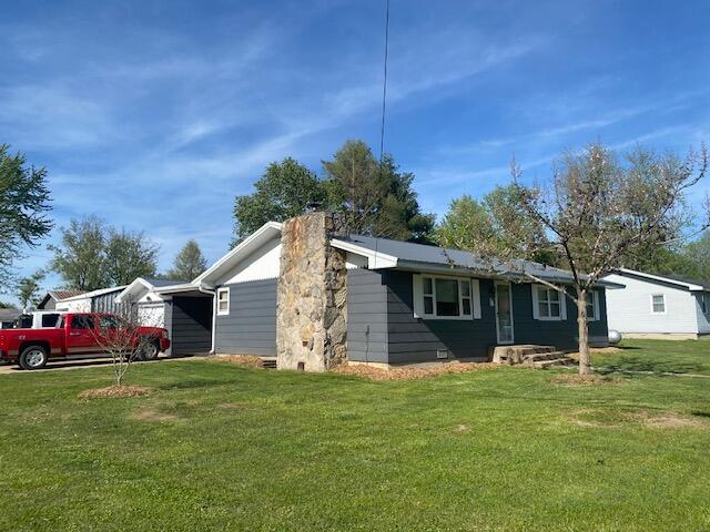 view of front of home with a front lawn