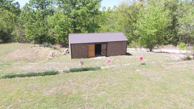 view of outdoor structure featuring a yard