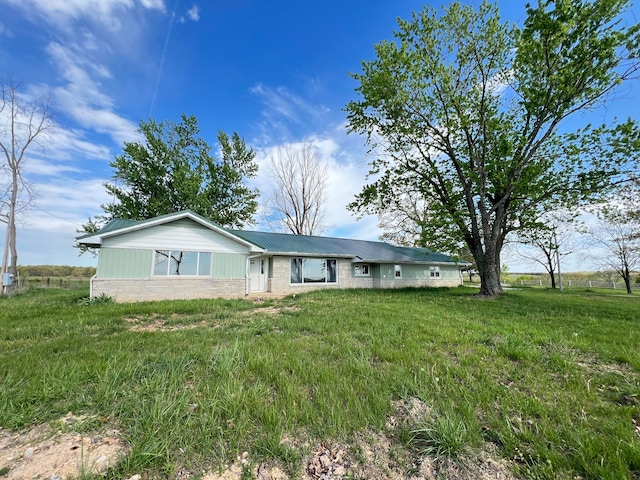 ranch-style home featuring a front lawn