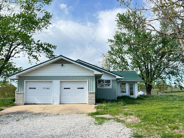 view of front of property featuring a front yard and a garage