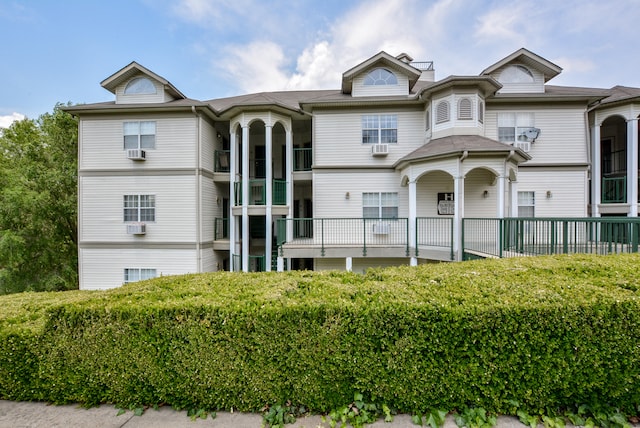 view of front facade featuring a balcony