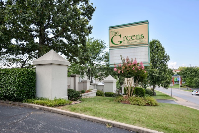 community sign with a lawn