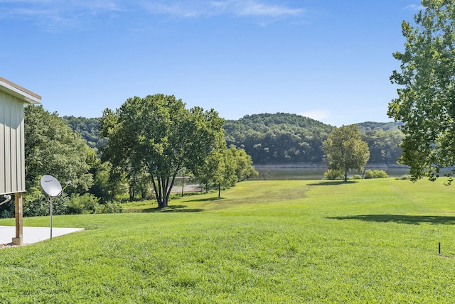 view of yard featuring a water view