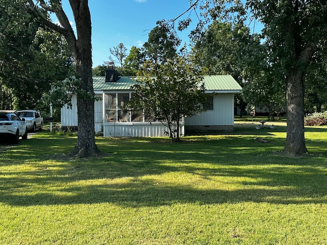 view of front facade featuring a front lawn