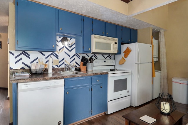 kitchen featuring decorative backsplash, dark hardwood / wood-style floors, blue cabinetry, white appliances, and sink