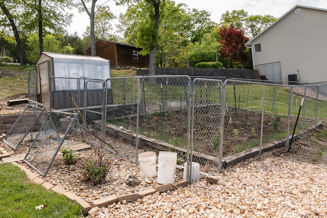 view of yard featuring an outdoor structure