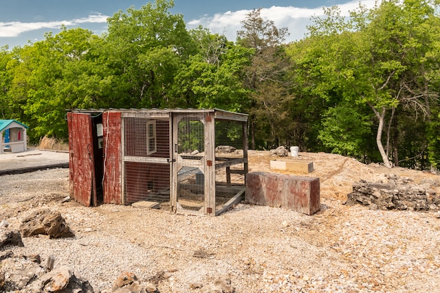 view of yard with an outdoor structure