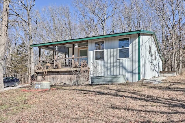 view of front of home with ceiling fan