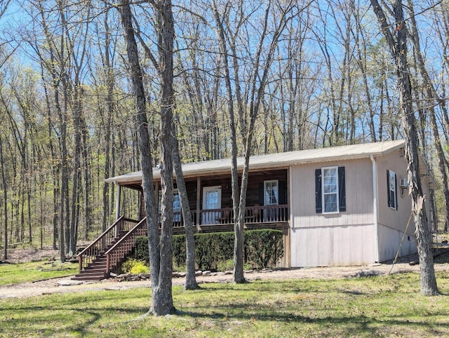 view of front of property featuring a front yard