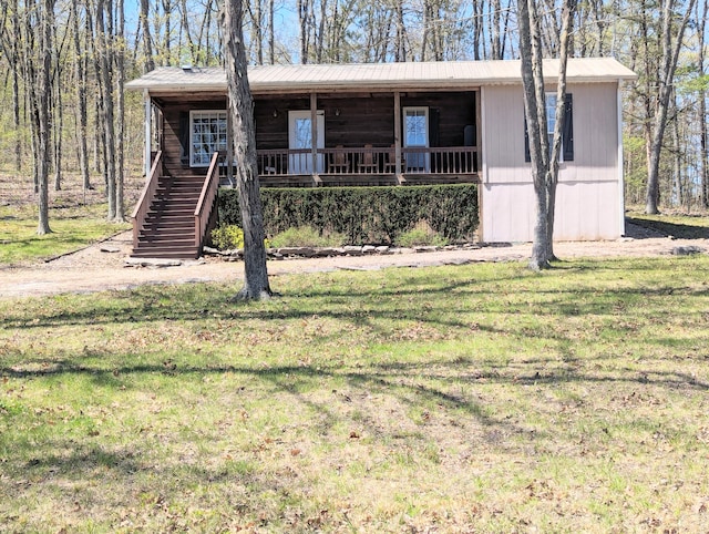 view of front of property featuring a front lawn