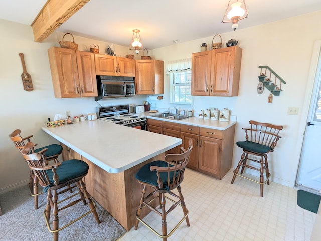 kitchen with hanging light fixtures, kitchen peninsula, a breakfast bar area, and white range with electric cooktop