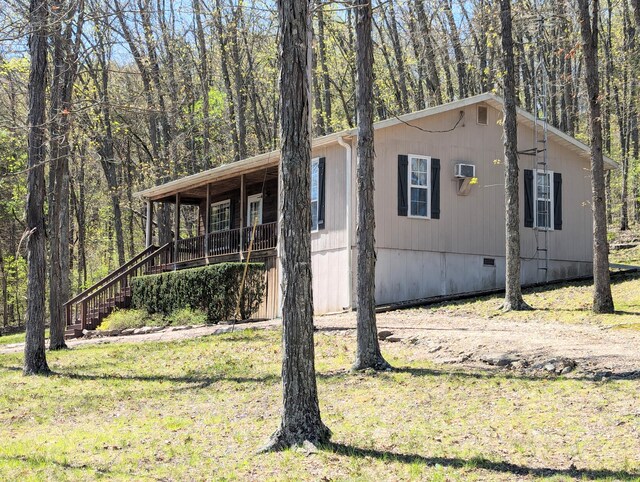 manufactured / mobile home with a front lawn