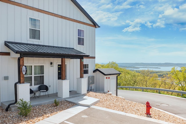 view of front of property featuring a water view