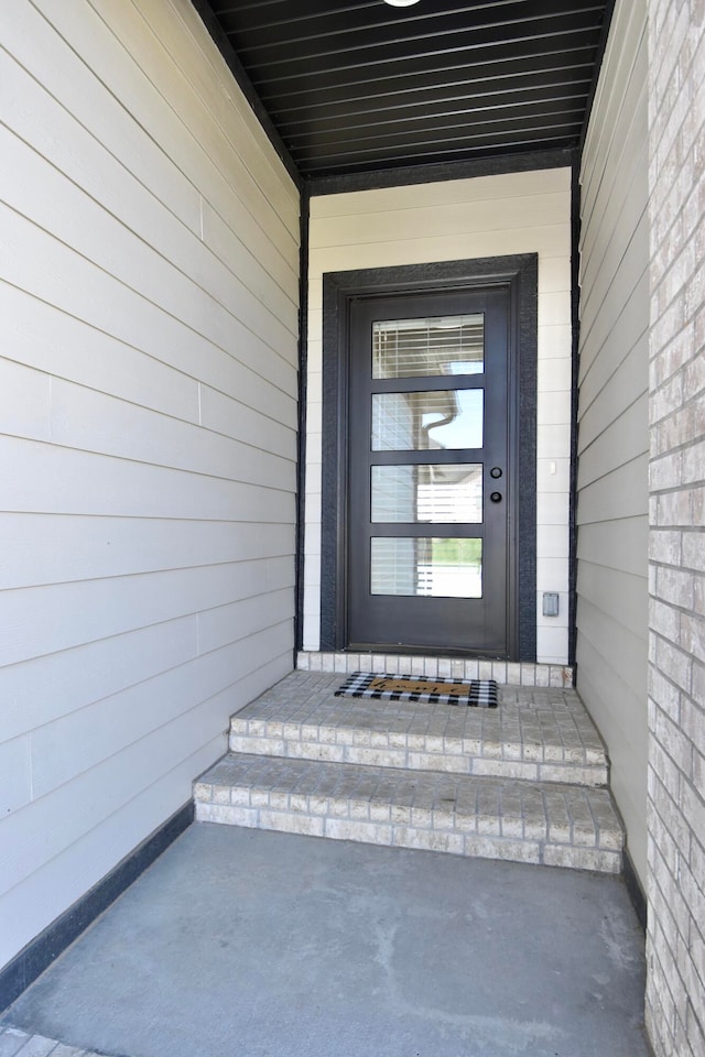 entrance to property featuring covered porch