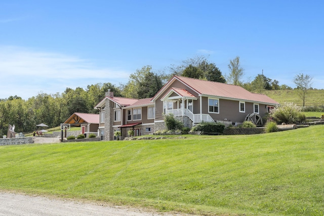 view of front of property featuring a front yard