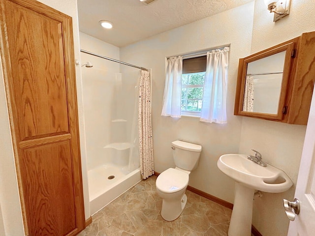 bathroom featuring a shower with shower curtain and toilet