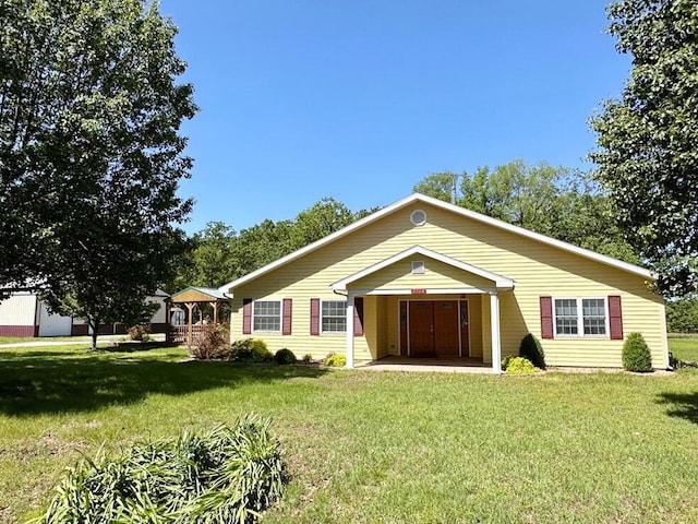 view of front facade featuring a front lawn and a porch