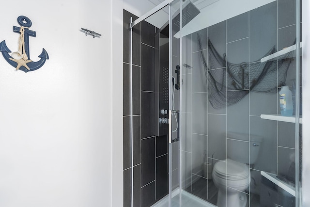 bathroom with toilet and tiled shower