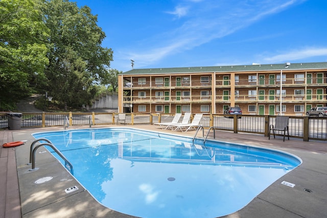 view of swimming pool