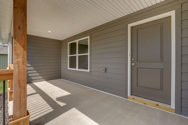 entrance to property featuring a porch