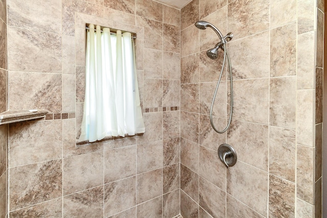 room details featuring tiled shower