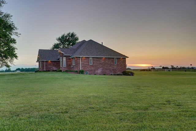 view of front facade featuring a lawn