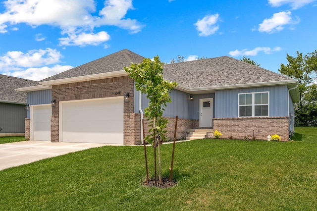 view of front facade featuring a front yard and a garage