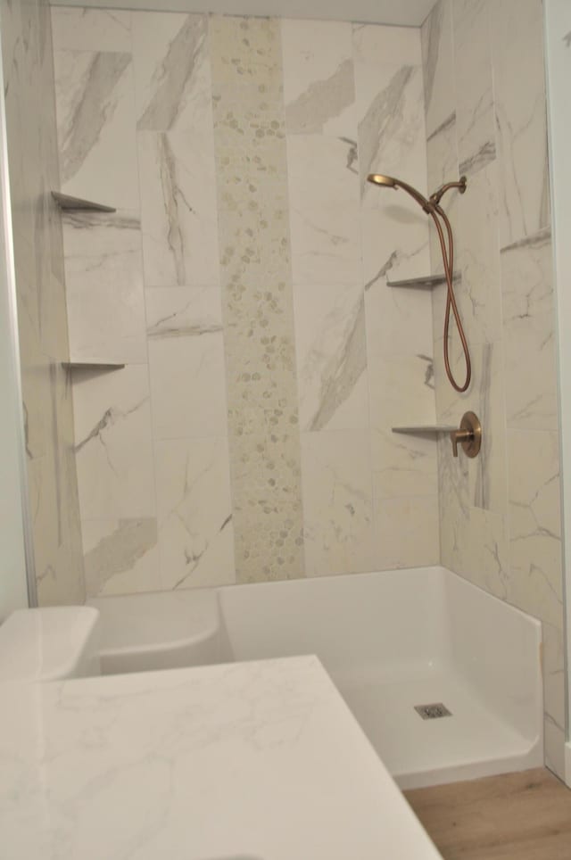 bathroom featuring a tile shower