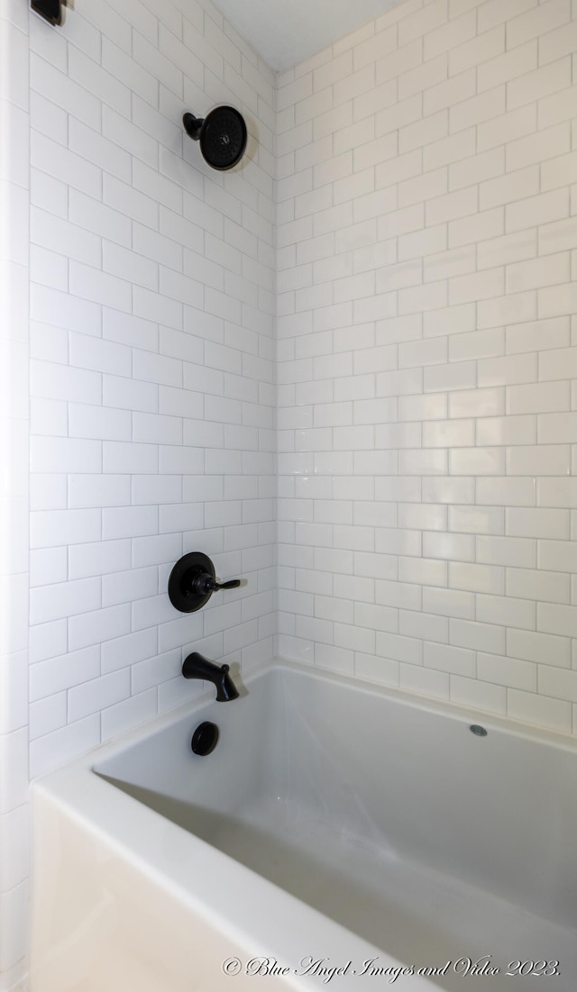 bathroom featuring tiled shower / bath combo