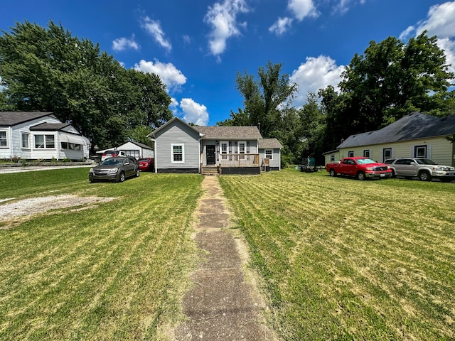 view of front of property featuring a front lawn