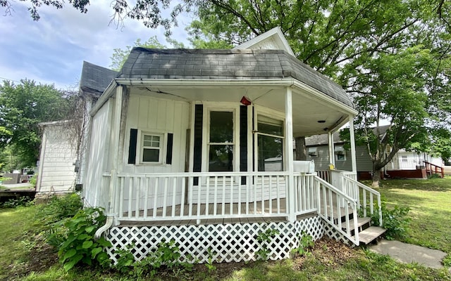 view of front facade with a front lawn and a porch