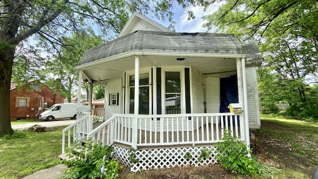 view of front of property featuring a front lawn and covered porch