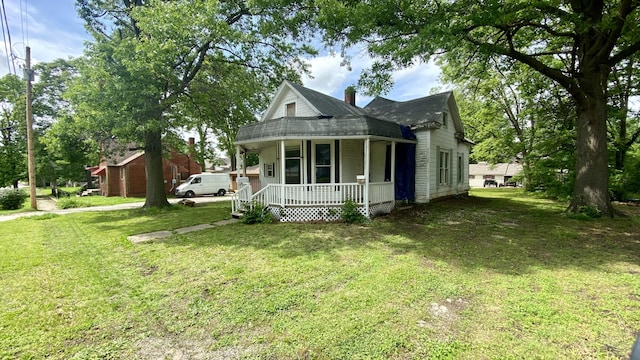 view of front of property featuring a porch and a front lawn