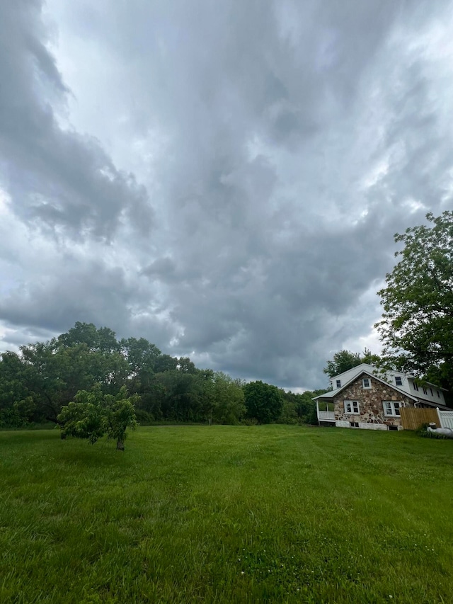 view of yard featuring a rural view