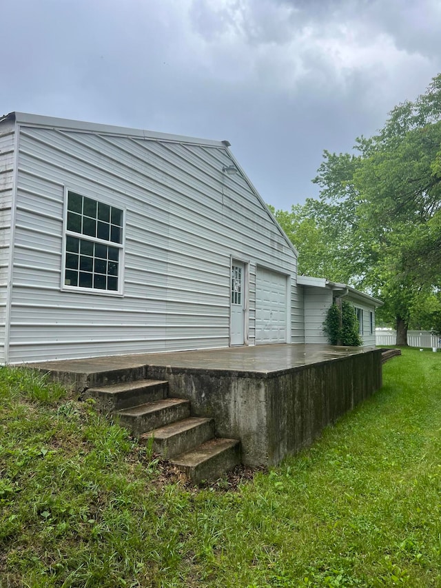 view of side of property featuring a lawn